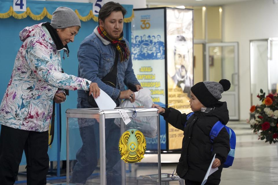 Voters cast their ballots at a polling station in Almaty, Kazakhstan, Sunday, Nov. 20, 2022. Kazakhstan's president appears certain to win a new term against little-known challengers in a snap election on Sunday. Five candidates are on the ballot against President Kassym-Jomart Tokayev, who faced a bloody outburst of unrest early this year and then moved to marginalize some of the Central Asian country's longtime powerful figures. (Vladimir Tretyakov/NUR.KZ via AP)