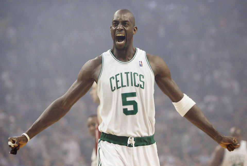 En foto de archivo del seis de mayo del 2009 Kevin Garnett saluda a la afición antes del juego 1 de la semifinal de la Conferencia Este entre los Celtics y los Cavaliers. El 14 de febrero del 2020 se anunció que Garnett es finalista al Salón de la Fama junto con Kobe Bryant y Tim Duncan. (AP Photo/Winslow Townson, File)