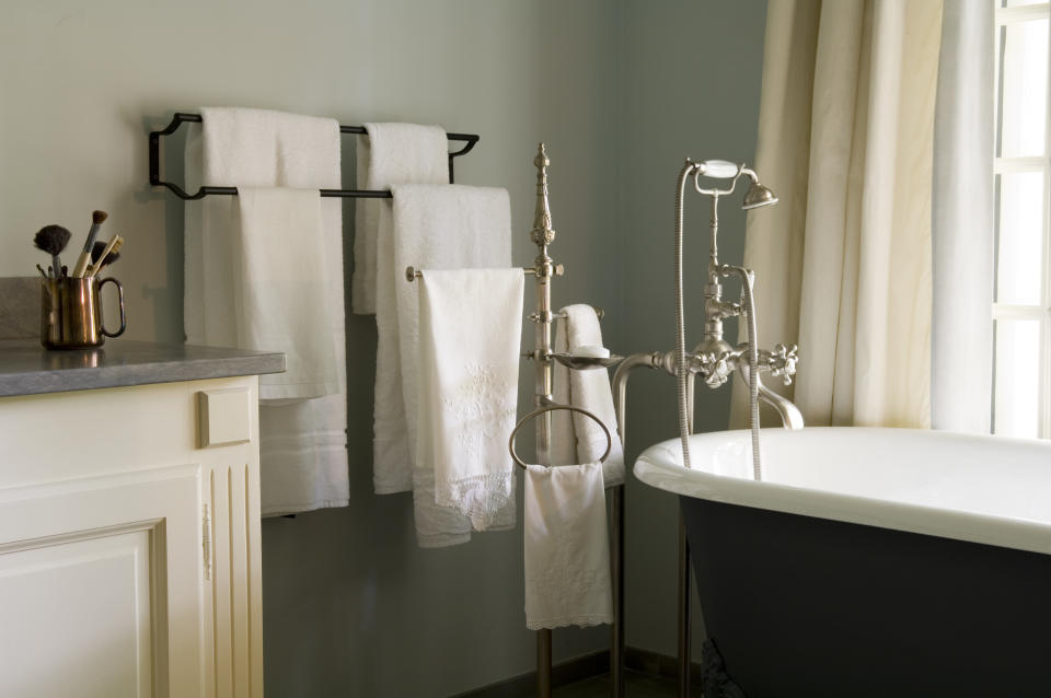 Badezimmer mit aufgehängten Handtüchern