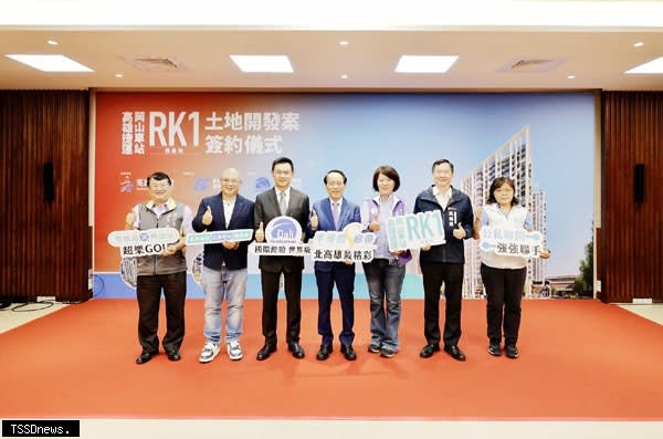 高雄聯開RK1(西基地)案，由副市長林欽榮(右四)與達麗建設事業董事長謝志長(左三)共同簽約，捷運局長吳嘉昌(右二)及民代以及貴賓共同見證。(記者何弘斌攝)