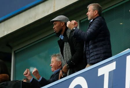 Football Soccer - Chelsea v Sunderland - Barclays Premier League - Stamford Bridge - 19/12/15 New Chelsea manager Guus Hiddink, Didier Drogba and owner Roman Abramovich celebrate after Pedro (not pictured) scores their second goal Action Images via Reuters / John Sibley Livepic