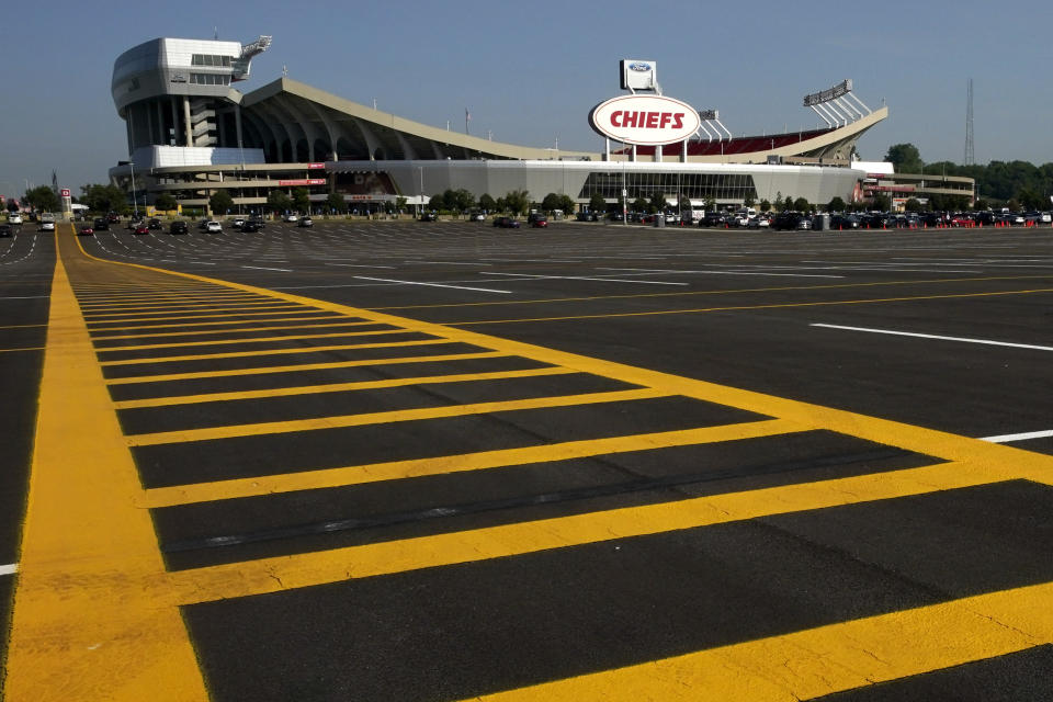 La vacía zona de estacionamientos del estadio Arrowhead de los Chiefs de Kansas City, el sábado 22 de agosto de 2020. (AP Foto/Charlie Riedel)