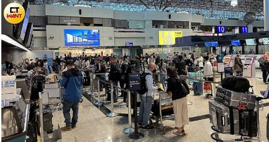 長榮航勤不滿年終僅有1個月，逾百位員工於今天請假，導致機場行李無人搬運，也延誤將近20個航班。（示意圖／侯世駿攝）