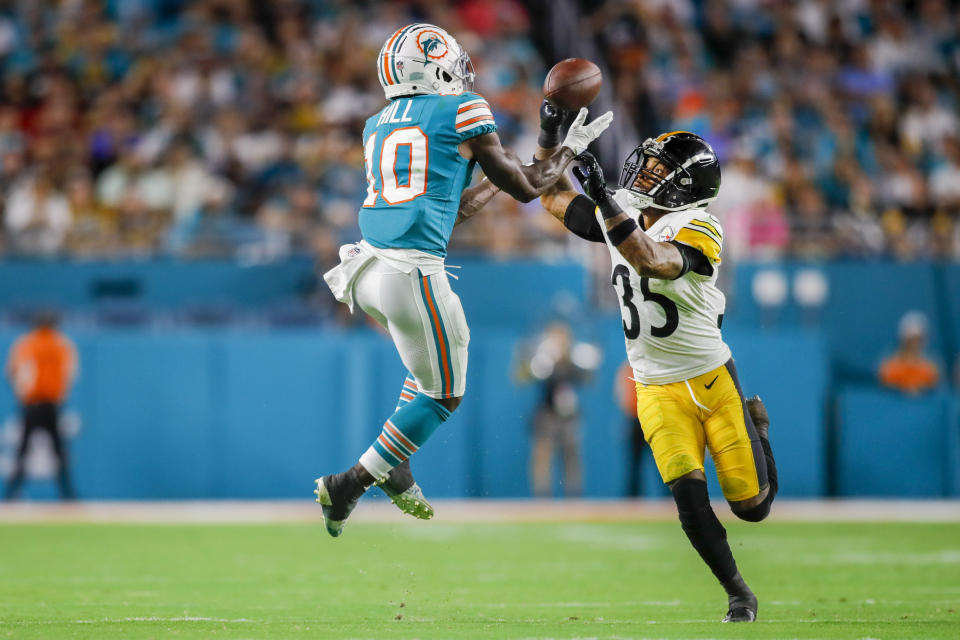 Oct 23, 2022; Miami Gardens, Florida, USA; Miami Dolphins wide receiver <a class="link " href="https://sports.yahoo.com/nfl/players/29399" data-i13n="sec:content-canvas;subsec:anchor_text;elm:context_link" data-ylk="slk:Tyreek Hill;sec:content-canvas;subsec:anchor_text;elm:context_link;itc:0">Tyreek Hill</a> (10) catches the football over Pittsburgh Steelers cornerback <a class="link " href="https://sports.yahoo.com/nfl/players/30415" data-i13n="sec:content-canvas;subsec:anchor_text;elm:context_link" data-ylk="slk:Arthur Maulet;sec:content-canvas;subsec:anchor_text;elm:context_link;itc:0">Arthur Maulet</a> (35) during the second quarter at Hard Rock Stadium. Mandatory Credit: Sam Navarro-USA TODAY Sports