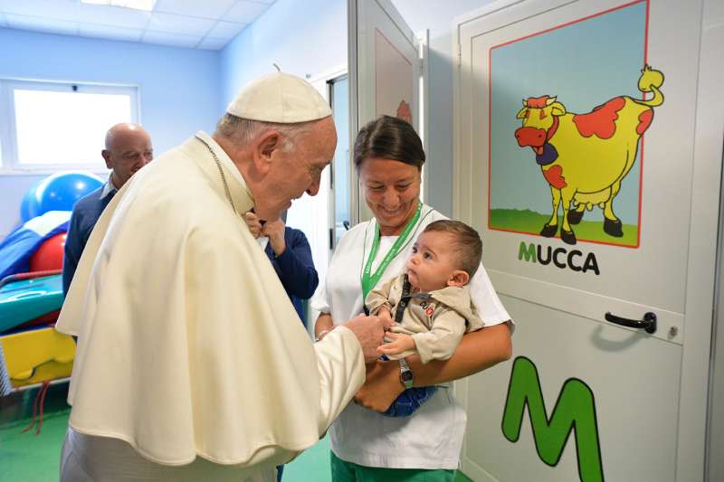 20170922-教宗方濟各（Pope Francis）在羅馬的醫院探視兒童。(美聯社)