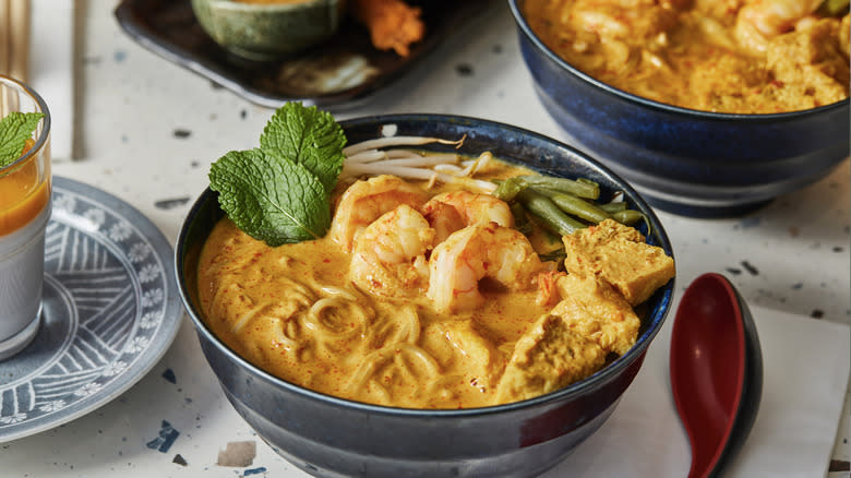 curry laksa, tofu, prawns