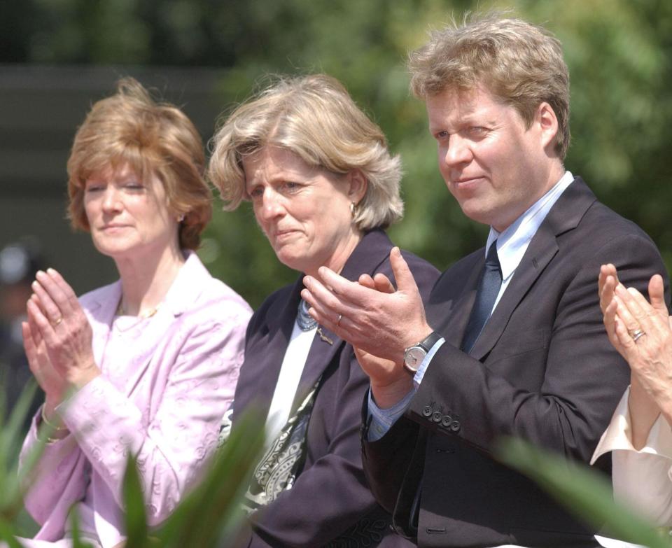 Dianas Geschwister Lady Sarah McCorquodale (links), Lady Jane Fellowes (Mitte) und Earl Spencer bei einer Gedenkveranstaltung im Jahr 2004 (Bild: ddp images)