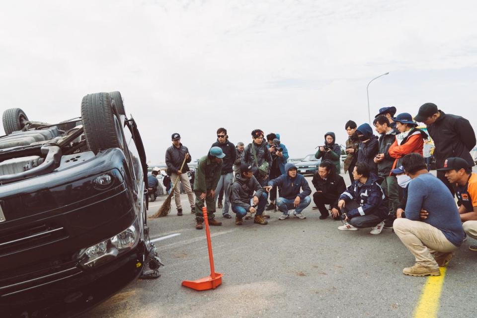  《罪夢者》選在國道封路拍攝飛車場面，翻車也來真的。（Netflix提供） 