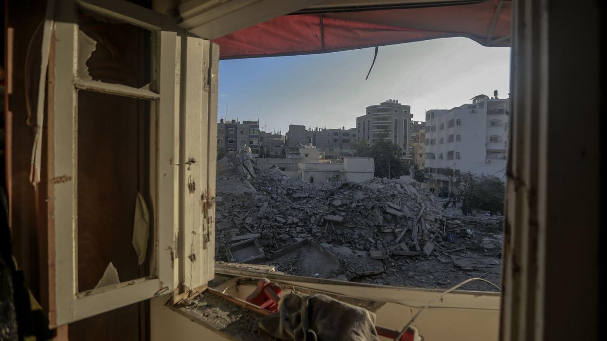 Blick aus dem Fenster in Gaza-Stadt: Das Gebäude der Inneren Sicherheit des Hamas-Innenministeriums liegt in Trümmern. Foto: Mohammed Talatene