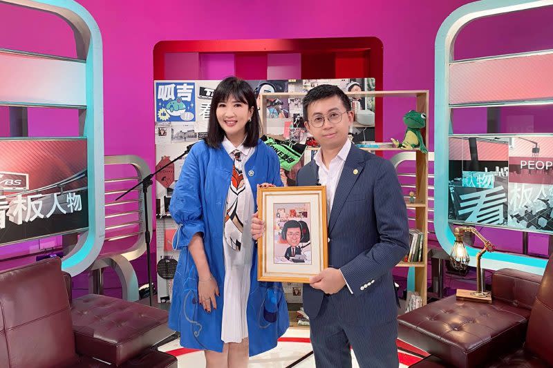 台北市議員邱威傑(呱吉)接受方念華專訪，將呱吉直播間的陳設搬到攝影棚。（TVBS提供）