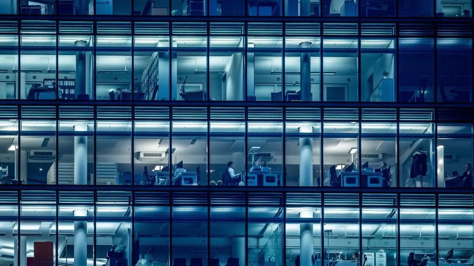 Wenige Menschen arbeiten am späten Nachmittag in einem Bürogebäude am Kurfürstendamm in Berlin.