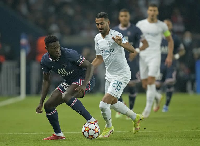 Nuno Mendes, defensor de PSG, marcando a Riyad Mahrez, del City