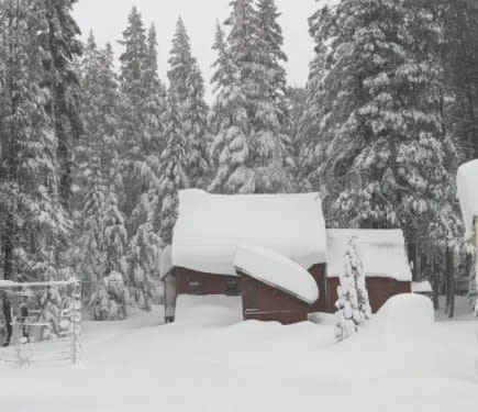 بیش از 16 فوت برف در دسامبر 2022 بر روی آزمایشگاه برفی سیرا مرکزی بارید، قبل از بارندگی در ژانویه.