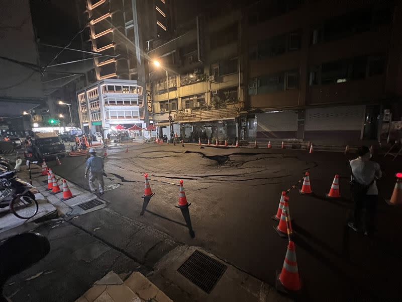 8日深夜，大同區南京西路、貴德街口路面崩塌，儘管相關單位緊急施工搶修，卻在10日凌晨竟又再度崩塌，天坑面積甚至更大。（圖／翻攝自顏若芳臉書）