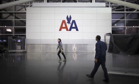 El logo de American Airlines en un muro en el aeropuerto John F. Kennedy de Nueva York. (Reuters)