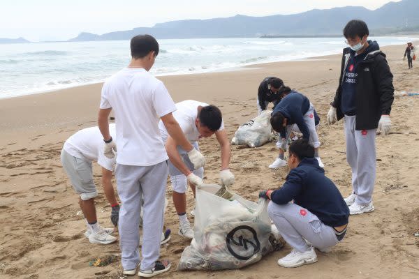 代表隊淨灘，袋棍球協會提供