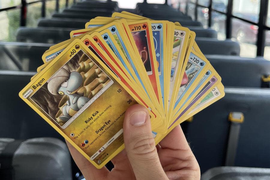 ¡Héroe! Conductor de autobús escolar regala tarjetas de Pokémon a estudiantes