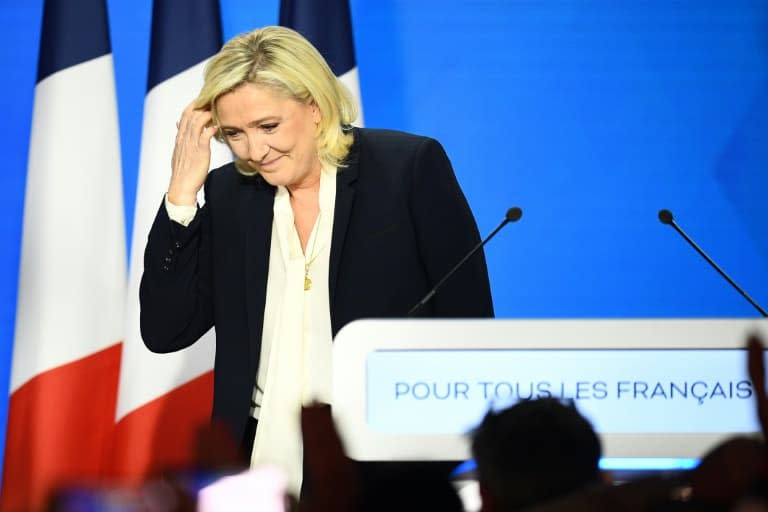 La candidate RN Marine Le Pen quitte le podium après son discours le 24 avril 2022 juste après l'annonce des résultats de la présidentielle où elle a échoué face à Emmanuel Macron. - Christophe ARCHAMBAULT © 2019 AFP