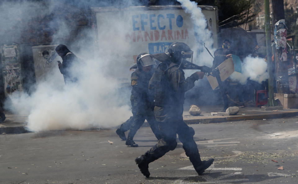 La policía dispara gases lacrimógenos para dispersar a los manifestantes antigubernamentales y progubernamentales después de la reelección del presidente Evo Morales en La Paz, Bolivia, el lunes 4 de noviembre de 2019. (AP Foto / Juan Karita)