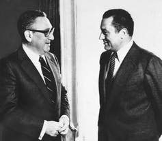 Henry Kissinger talks to Egypt's Hosni Mubarak.