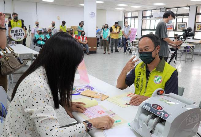 民進黨籍台東市第2選區市民代表參選人王泰捷於2日完成登記。（蔡旻妤攝）