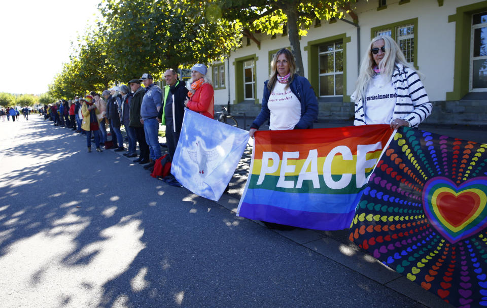 Teilnehmer der Menschenkette am Samstag (Bild: Reuters/Arnd Wiegmann)