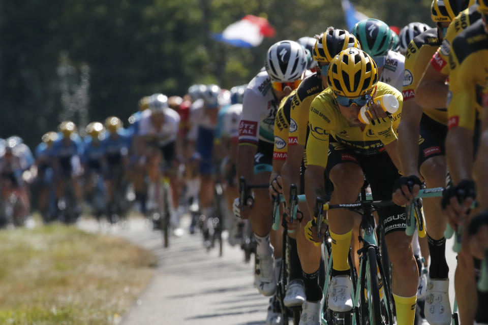 El esloveno Primoz Roglic, con el maillot amarillo, bebe como parte de un pelotón en la etapa 19 del Tour de Francia, de Bourg-en-Bresse a Champagnole, el viernes 18 de septiembre de 2020. (AP Foto/Christophe Ena)