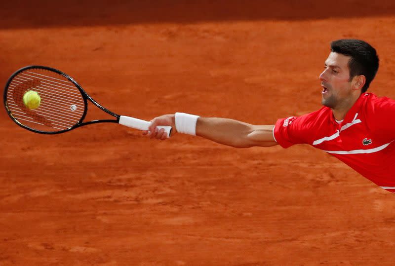 El serbio Novak Djokovic en acción durante su partido de semifinales contra el griego Stefanos Tsitsipas.