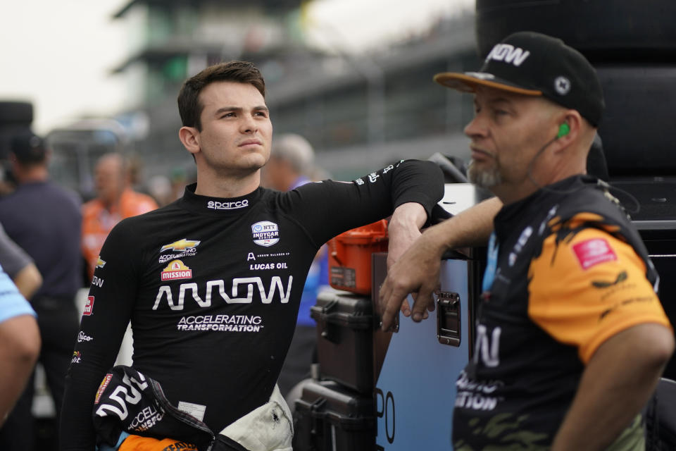 El mexicano Pato O'Ward espera durante las clasificatorias para las 500 Millas de Indianápolis, el sábado 21 de mayo de 2022, en Indianápolis. (AP Foto/Darron Cummings)