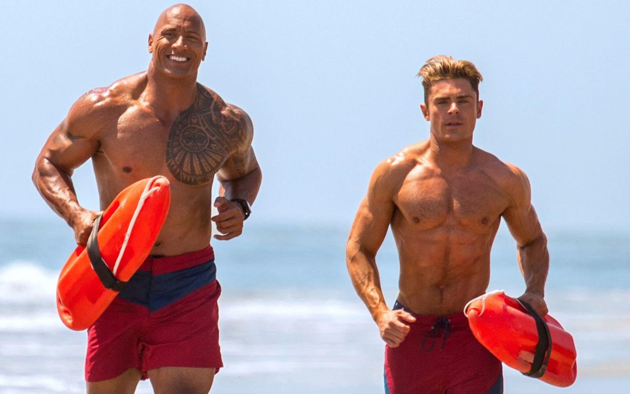 Traumkörper? Zac Efron (rechts, mit Dwayne Johnson) erzählte in einem Interview, dass sein Training für die Rolle in "Baywatch" ihn depressiv werden ließ. (Bild: 2017 PARAMOUNT PICTURES. ALL RIGHTS RESERVED. / Frank Masi)