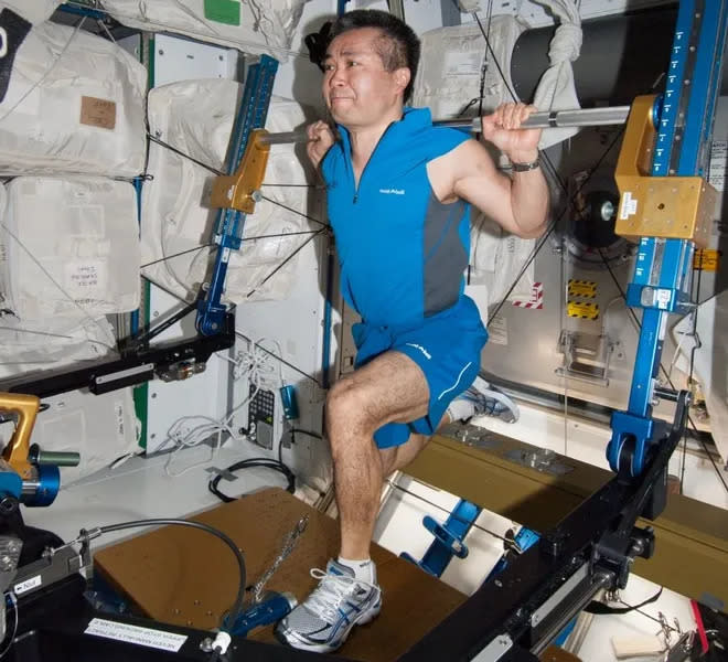 Astronauta Koichi Wakata, da agência espacial japonesa JAXA, durante atividade física no módulo Tranquiliy, na Estação Espacial Internacional (Imagem: Reprodução/NASA)