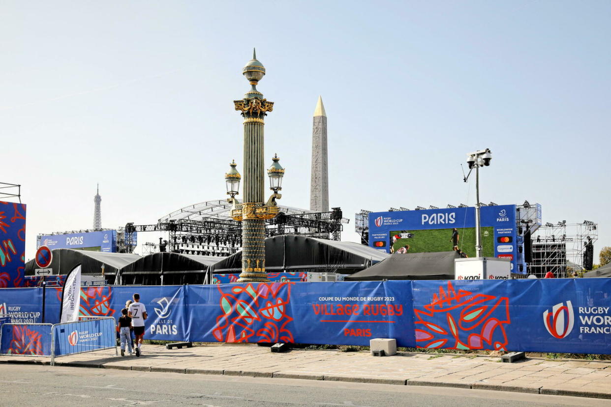 Il ne reste que deux « villages rugby » ouverts en France : sur la place de la Concorde à Paris (photo) et à Saint-Denis.  - Credit:LAURE BOYER / Hans Lucas / Hans Lucas via AFP