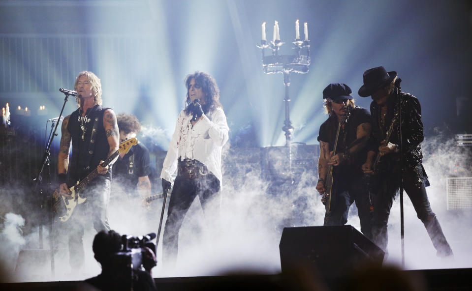 (L-R) Duff McKagan, Alice Cooper, Johnny Depp and Joe Perry of the band Hollywood Vampires perform "As Bad As I Am" during the 58th Grammy Awards in Los Angeles, California February 15, 2016.  REUTERS/Mario Anzuoni