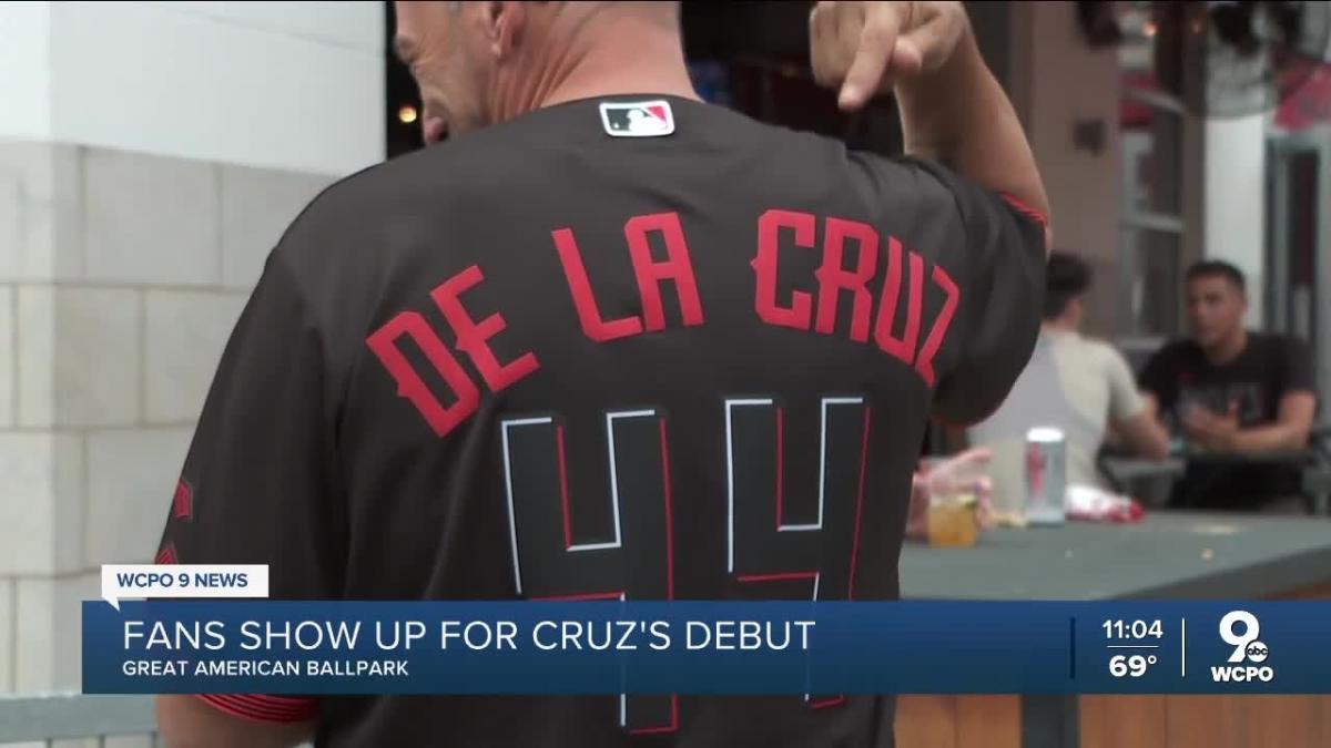 Cincinnati officers get signed Elly De La Cruz jersey for officer