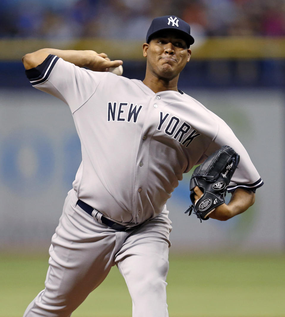 El lanzador dominicano Iván Nova, de los Yanquis de Nueva York, lanza durante la primera entrada de un partido de Grandes Ligas contra los Rays de Tampa Bay, el sábado 19 de abril de 2014, en St. Petersburg, Florida. Nova tiene un desgarro parcial del ligamento colateral cubital de su codo derecho y será colocado en la lista de lesionados. (AP Foto/Mike Carlson)