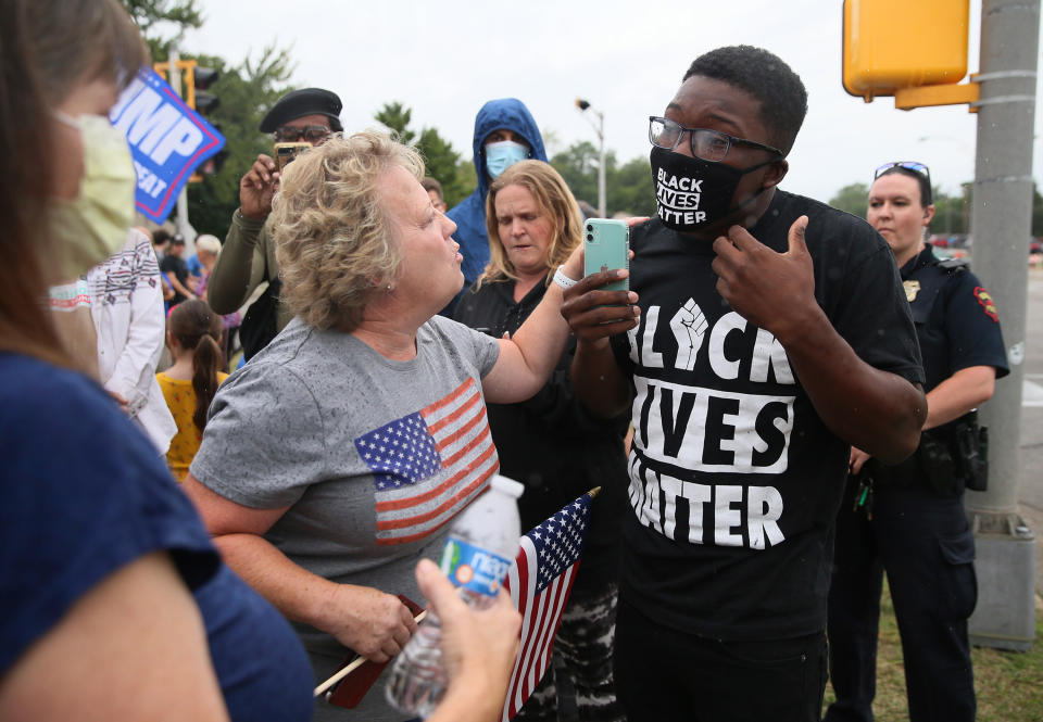 Simpatizantes del presidente Donald Trump y seguidores del movimiento antirracista Black Lives Matter se encararon en Kenosha, Wisconsin. (Stacey Wescott/Chicago Tribune/Tribune News Service via Getty Images)