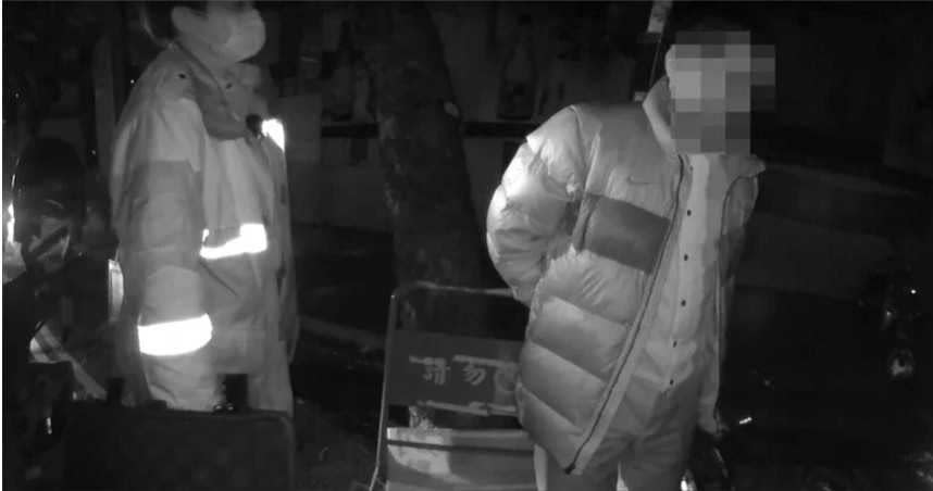 媽寶江男(右)酒駕被警方攔查，趕緊call母親到場幫忙求情。圖／讀者提供