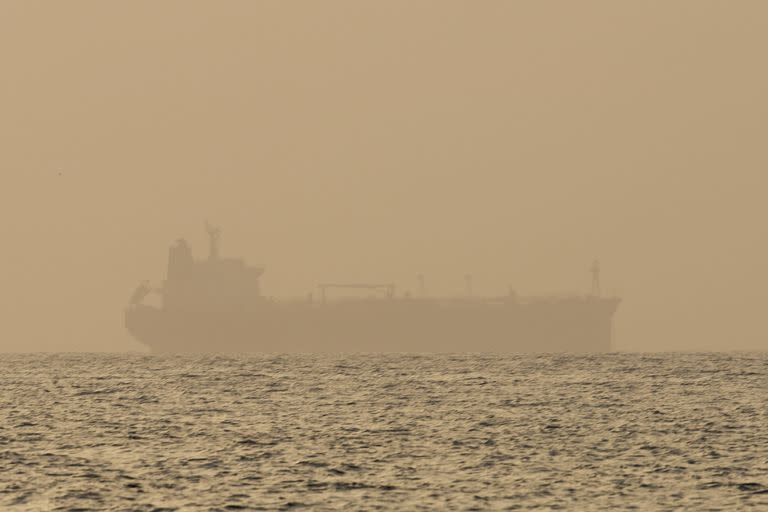 Un buque petrolero en Fujairah, Emiratos Árabes Unidos,