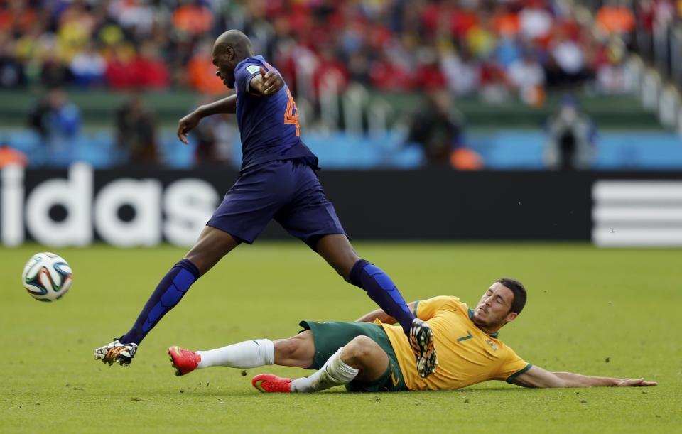 Australia's Matthew Leckie (bottom) fights for the ball with Bruno Martins Indi of the Netherlands during their 2014 World Cup Group B soccer match at the Beira Rio stadium in Porto Alegre June 18, 2014. REUTERS/Edgard Garrido (BRAZIL - Tags: SOCCER SPORT WORLD CUP)