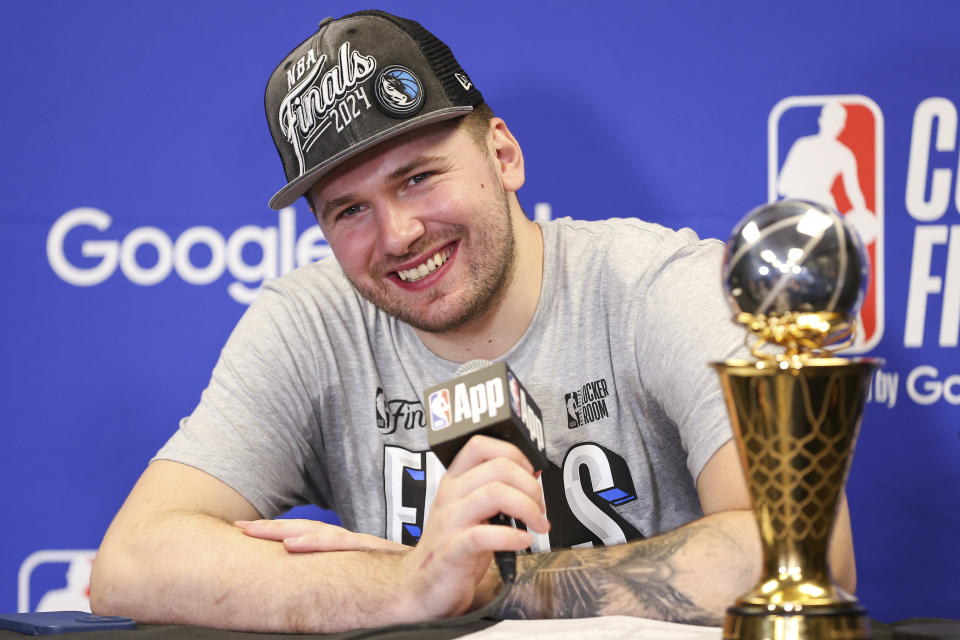 El escolta de los Mavericks de Dallas, Luka Doncic, sonríe durante una conferencia de prensa después de la victoria del equipo sobre los Timberwolves de Minnesota en el Juego 5 de las finales de la Conferencia Oeste de baloncesto de la NBA, el jueves 30 de mayo de 2024, en Minneapolis. (AP Foto/Matt Krohn)