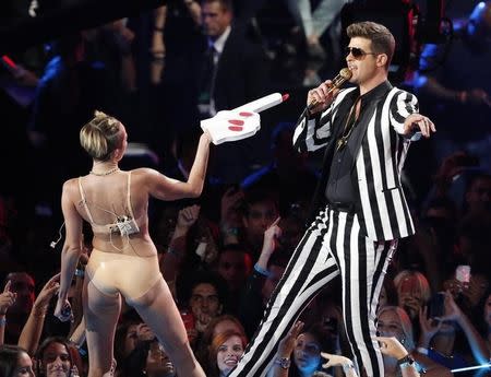 Miley Cyrus and Robin Thicke perform "Blurred Lines" during the 2013 MTV Video Music Awards in New York August 25, 2013. REUTERS/Lucas Jackson