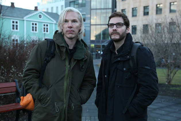 Benedict Cumberbatch (l.) und Daniel Brühl (r.) am Set des neuen Assange-Films (Bild: Dreamworks)