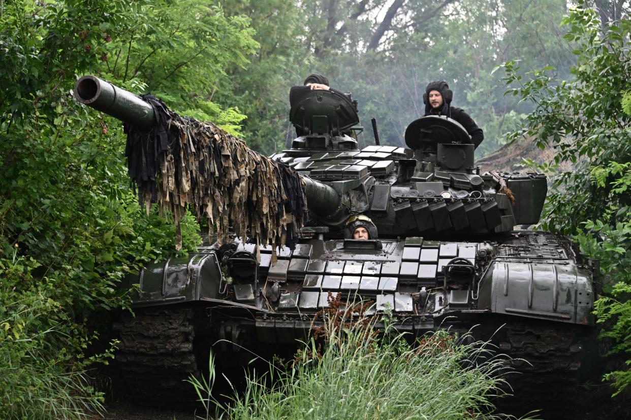 Ukrainische Soldaten überprüfen am 25. Juni 2023 ihren T-72-Panzer in einer Stellung in der Region Donezk. - Copyright: Photo by GENYA SAVILOV/AFP via Getty Images