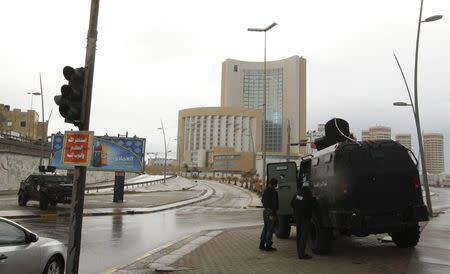 Security forces surround Corinthia hotel after a car bomb in Tripoli January 27, 2015. REUTERS/Ismail Zitouny