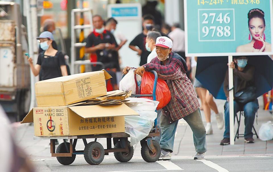 時隔30年主計總處再度公布「家庭財富分配統計」，結果顯示，2021年前20%家庭財富5133萬元，後20%家庭財富僅77萬元，差距高達66.9倍，台灣貧富差距嚴重。（本報資料照片）