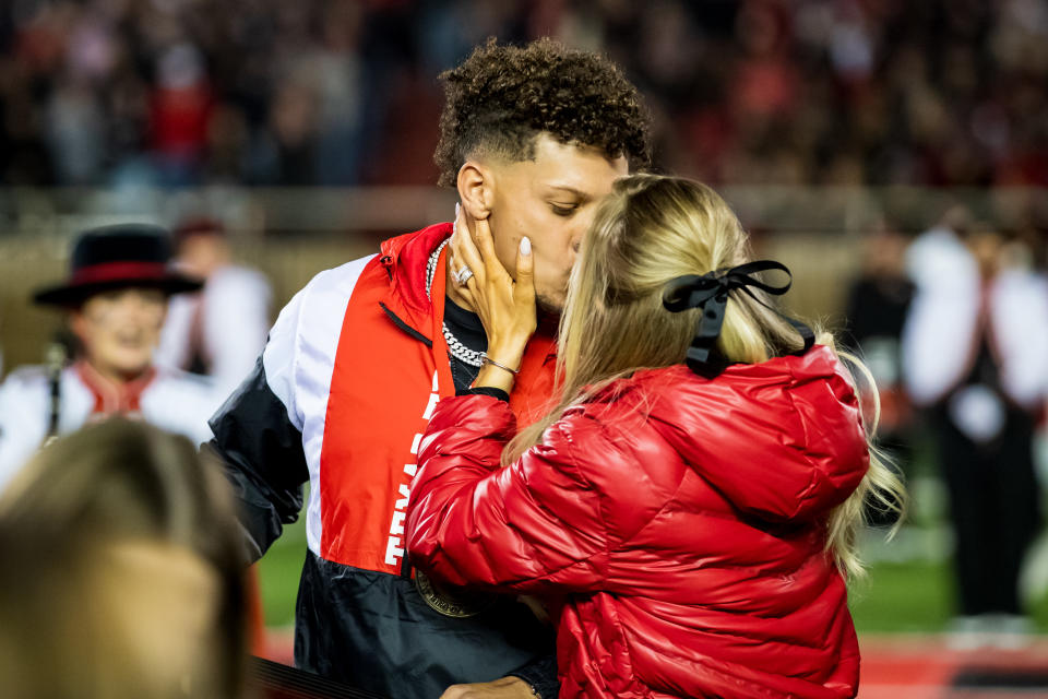 Patrick Mahomes kissing Brittany Mahomes