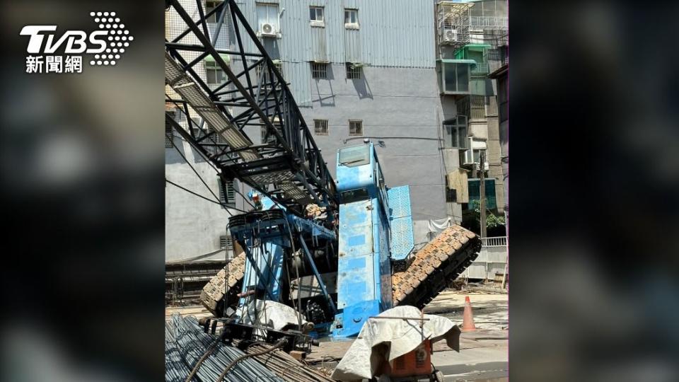 吊車翻覆後吊臂不慎勾斷高壓電線，造成永和部分地區停電。（圖／台電提供）