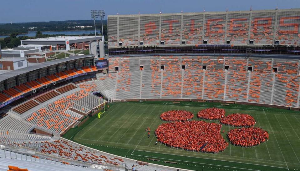 New Clemson University students gather for the Tiger Paw shaped Entering Year Photo inside Memorial Stadium, Friday, August 21, 2023. Ken Ruinard / staff/USA TODAY NETWORK