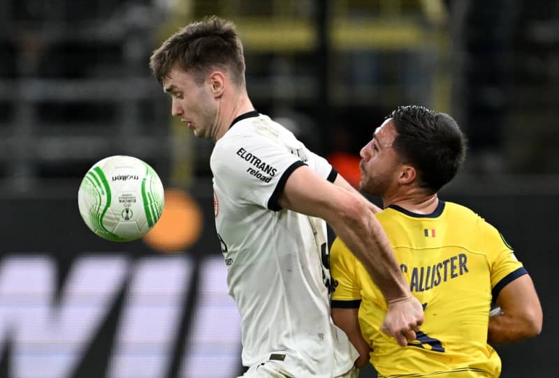 Frankfurt's Sasa Kalajdzic (L) and Union's Kevin Mac Allister battle for the ball during the UEFA Europa Conference League intermediate round first leg soccer match between Royale Union Saint-Gilloise and Eintracht Frankfurt at Lotto Park. Federico Gambarini/dpa