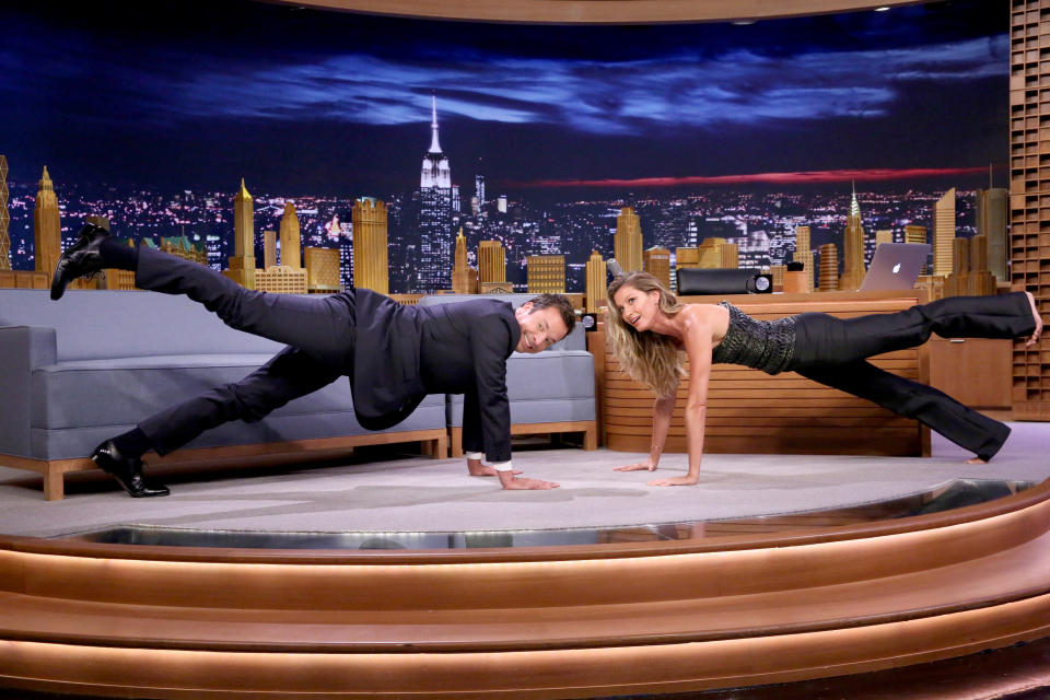 El yoga es uno de los secretos de la modelo para mantener su envidiable figura. Aquí la vemos dándole una clase a Jimmy Fallon en su programa de televisión. (Foto: Douglas Gorenstein / Getty Images)